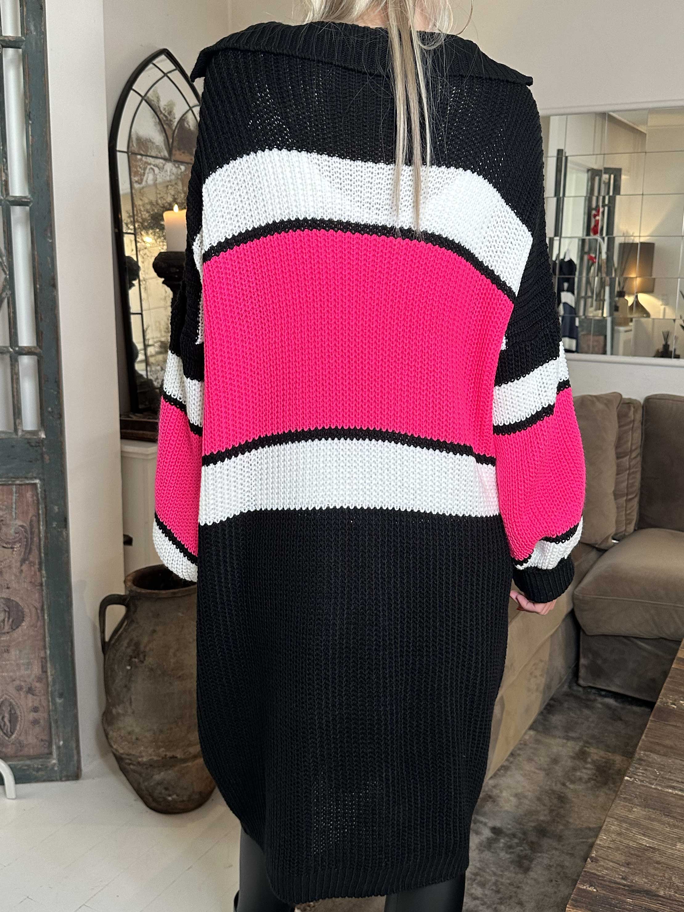 Hailey - Mångfärgad randig stickad klänning med liten krage